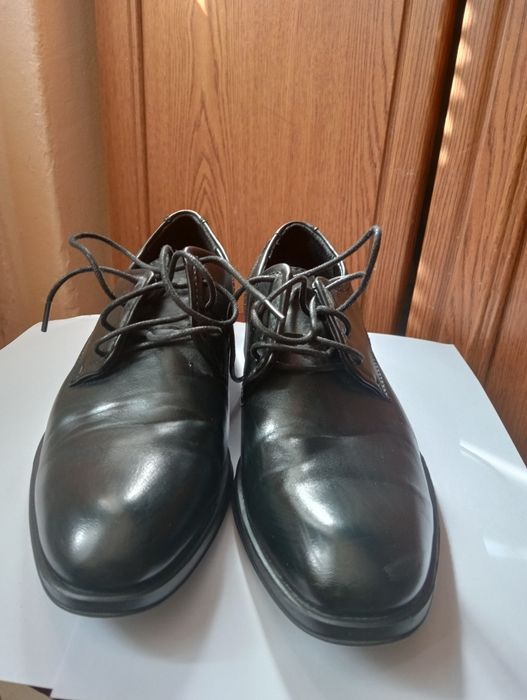 Costum 3 piese cu Pantofi pentru băieți, plus un papion la alegere.