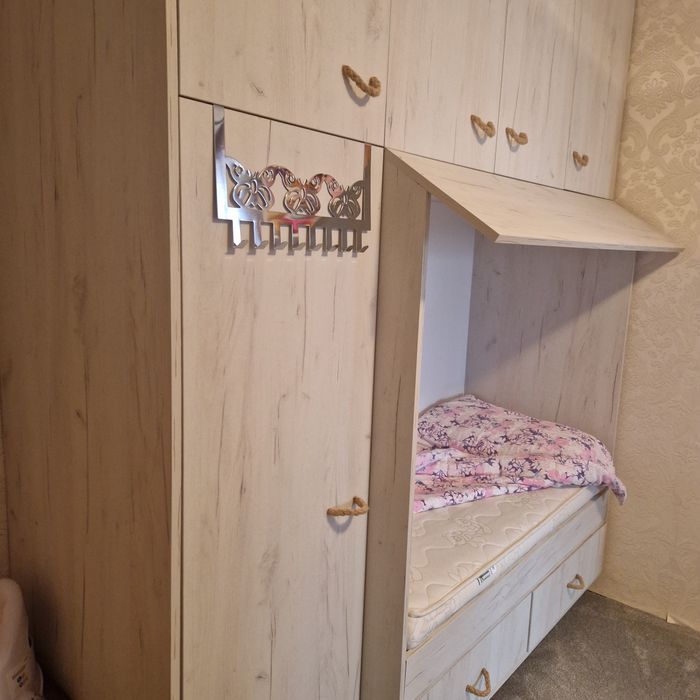 Гардероб с вградено детско легло