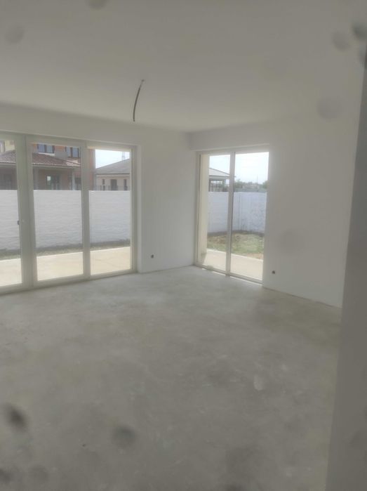Casa pe parter de vanzare