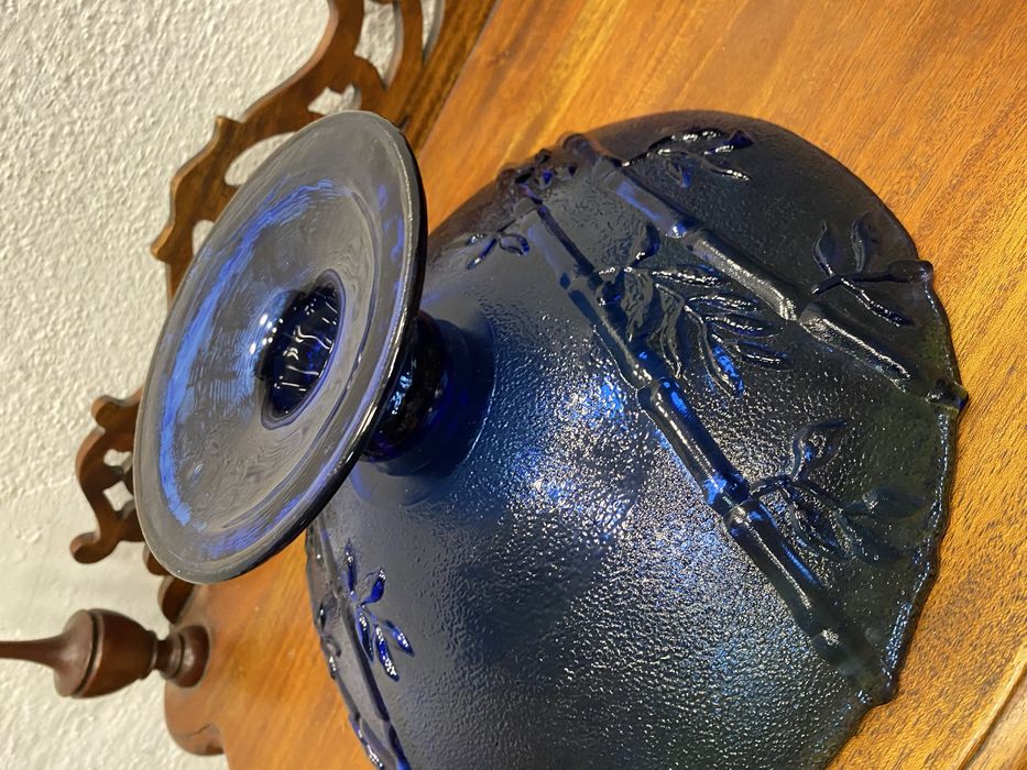 Синя стъклена купа  фруктиера на столче винтидж Чехословакия 1960 1979