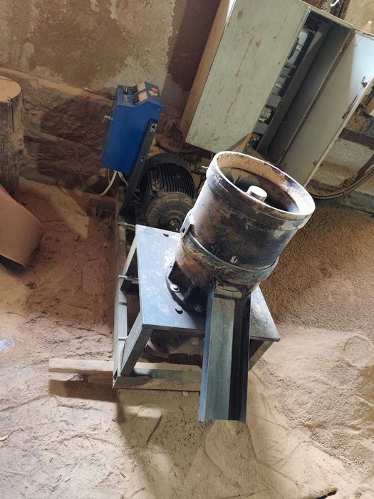 Presa peleți  motor 30 kW + panou electric inclus – stare foarte bună