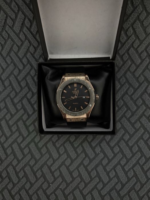 Золотисто-чёрные часы Hublot в продаже