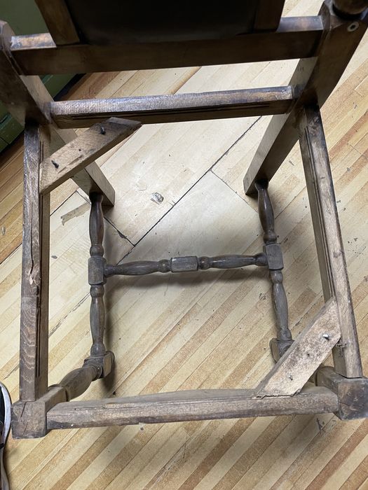 Стар автентичен дървен стол