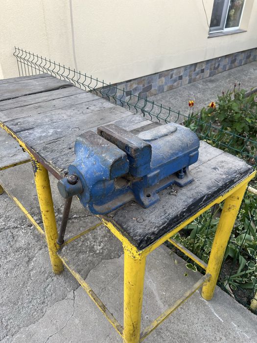 masa de lucru cu menghină