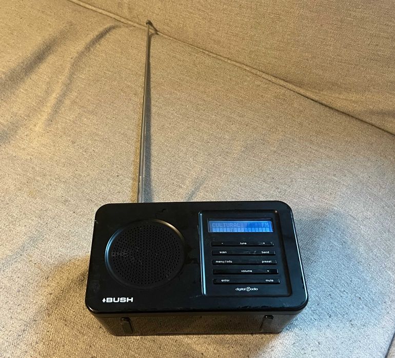 Radio digital portabil Bush DAB FM cu antena telescopica