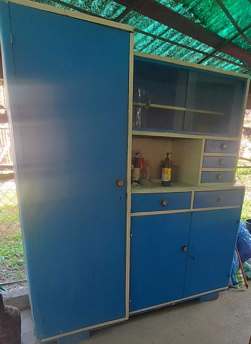 Mobilă veche de bucătărie