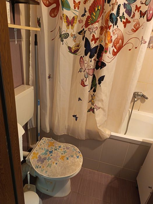 Dau în chirie apartament