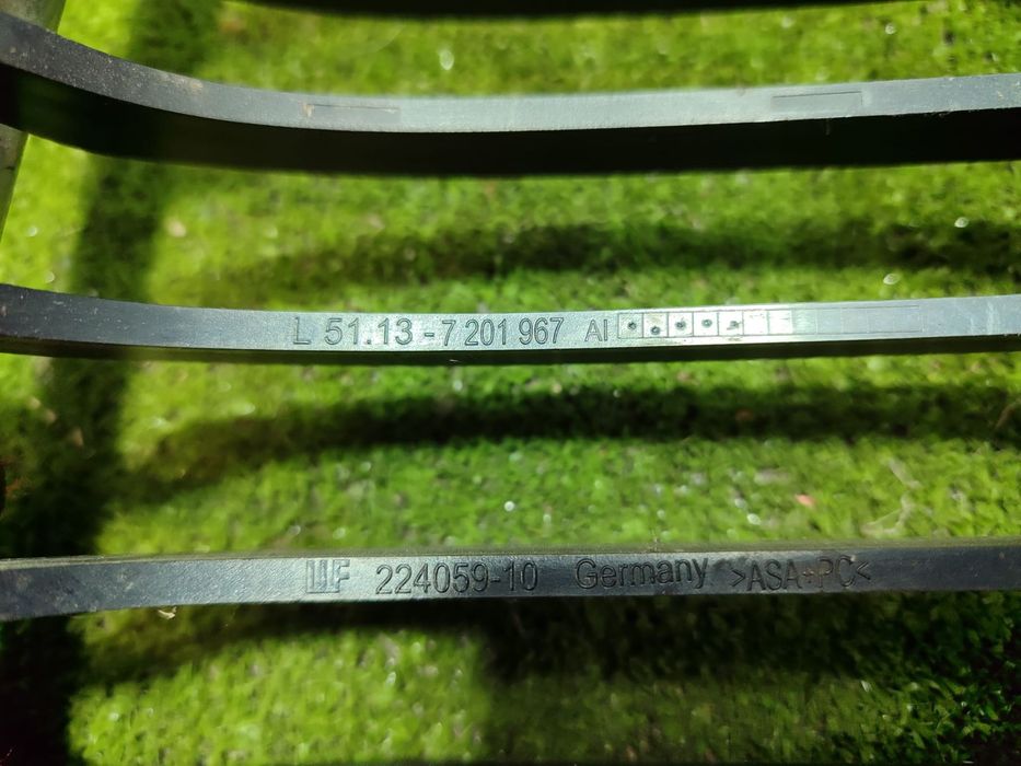 GRILA BARA FATA STANGA / DREAPTA BMW 320D SERIA 3 E90 LCI 2.0 DIESEL 2009 COD OEM 51137201967 / 224059-10 / 51137201968 / 2005-2013