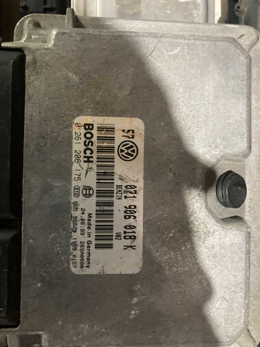 Компютър еку ecu електронен блок двигател golf v5 2.3