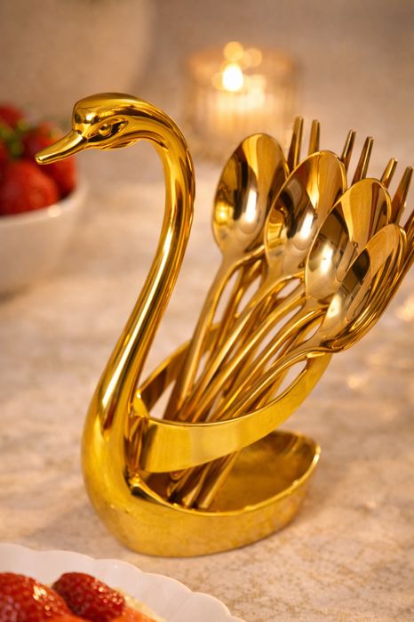 Set tacamuri inox auriu 7 piese, suport tip Lebada, set linguri si furculite, finisaj premium, decor masa elegant