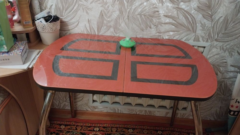 Продам стол обеденный