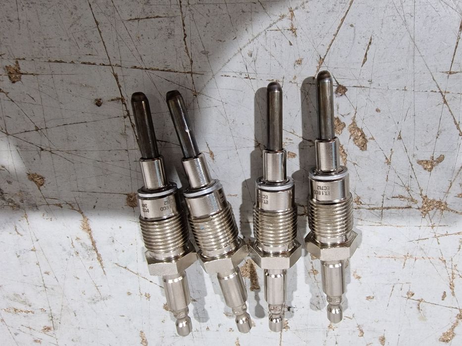 Bujii bujie  tractor fiat 12 v 24v . 211 215 fiat 311.312 fiat 315.411