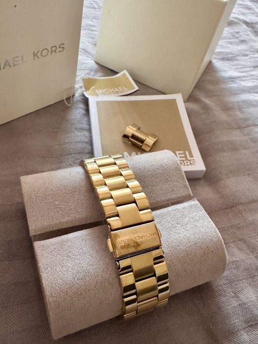 Часовник Michael Kors златист цвят