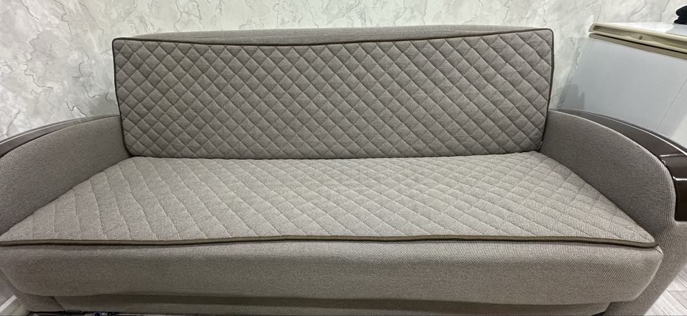 Продается б/у диван с двумя креслами