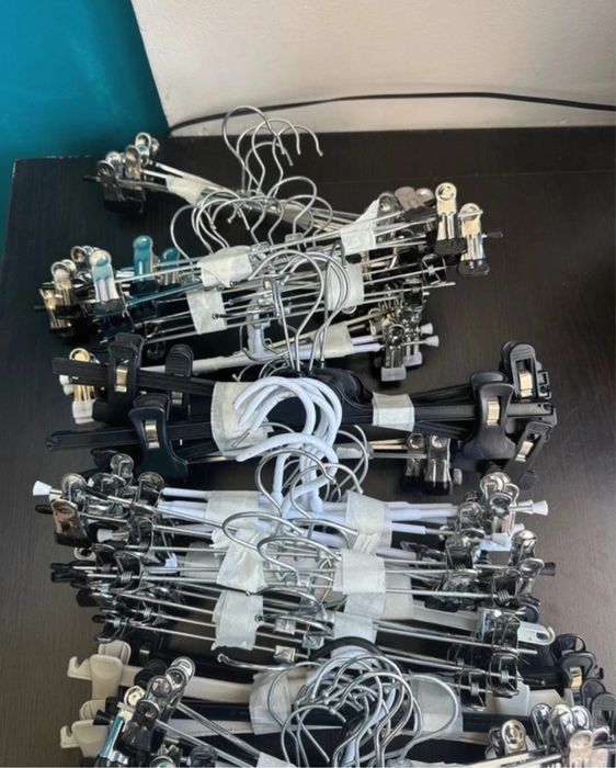 Umerase cu clips pentru pantaloni si fuste