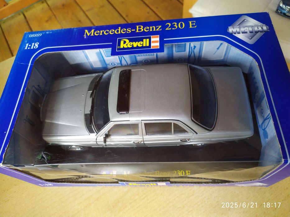 1:18 Метален модел на Mercedes Benz 230 E W123 Revell