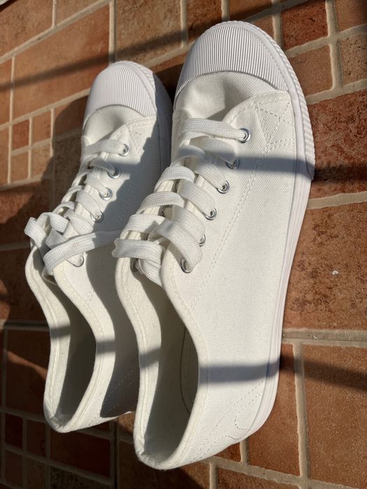 Ellesse Нови кецове на известната Италианска марка. Бели.