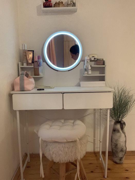 Бяла тоалетка с LED осветление – 50 €