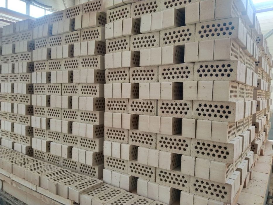 Гишт кирпич прямой с завода производителя. Цена с доставкой  в полетах