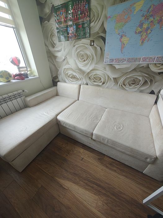 Разтегателен диван с лежанка