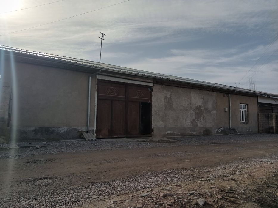 Uy sotiladi 8 xona oshxona hammom molxona yevroremont