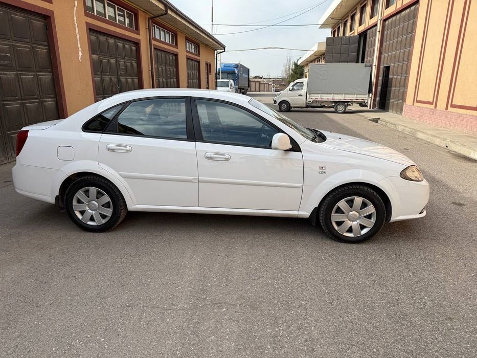 Чевролет Жентра белая в отличном состояни. Автомат без люк. Срочно!