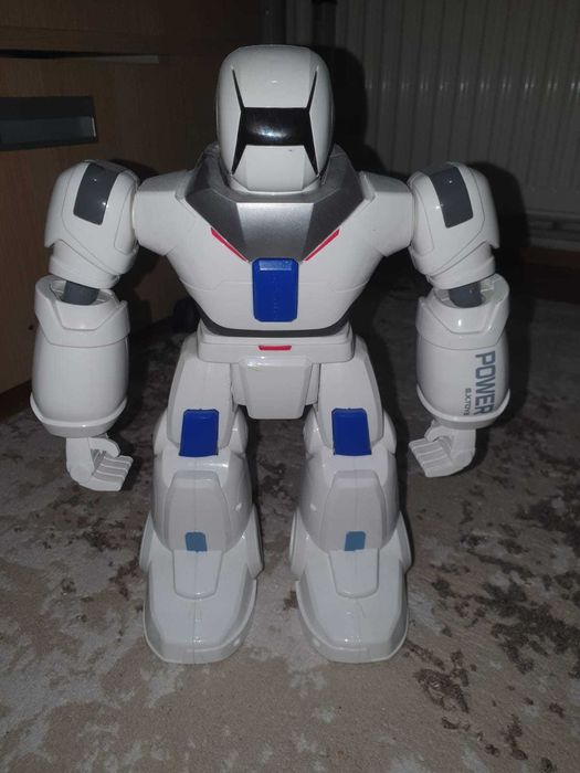 Robotul Simba cu telecomandă