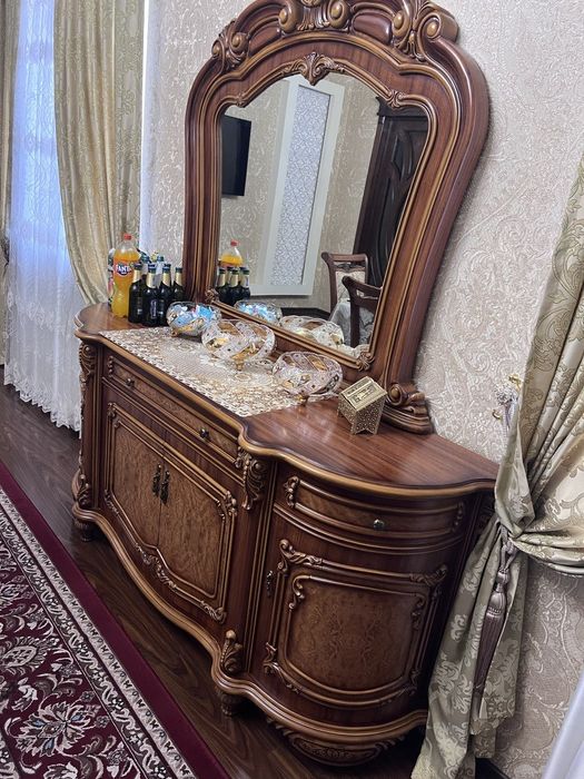 Мебель и стол и стулья