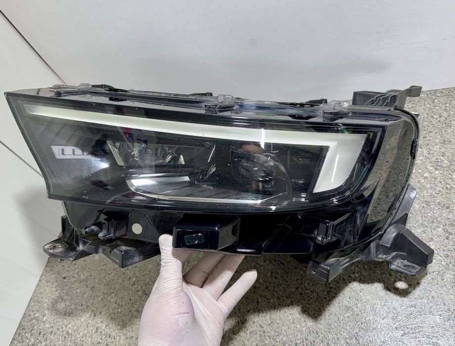 Far stânga Opel Mokka 2