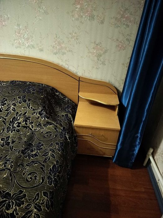 Кровать с двумя тумбами и матрасом