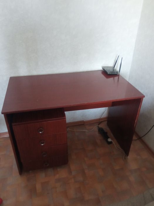 Письменный стол.