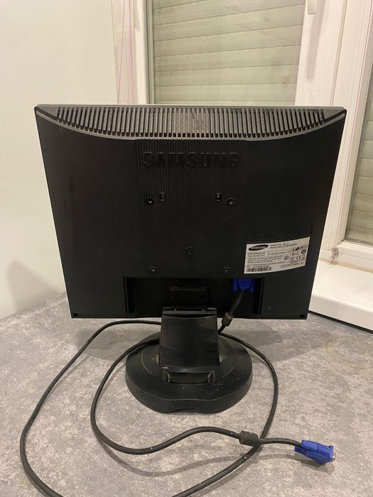 Монитор SAMSUNG за компютър