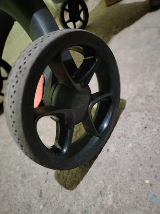 Продавам бебешка количка Stokke