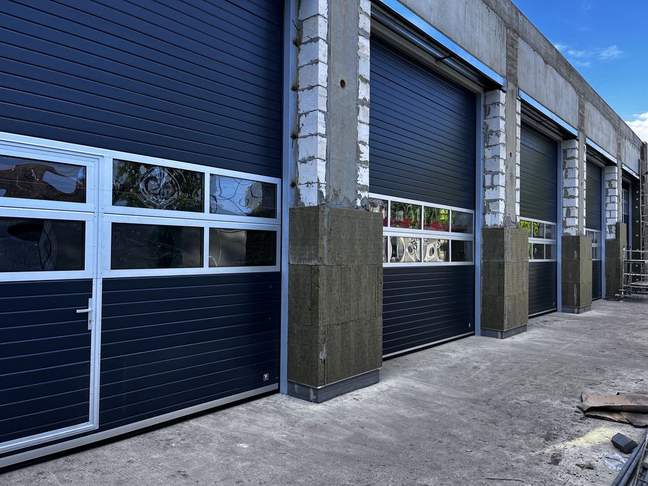 Usi de garaj , Usi sectionale industrialae , Rulouri , Grilaje metalic