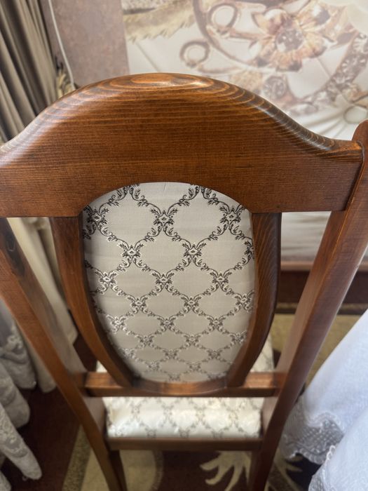 Стол и стулья для гостинной