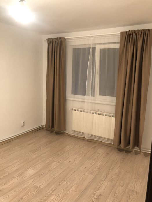 Inchiriez apartament o cameră