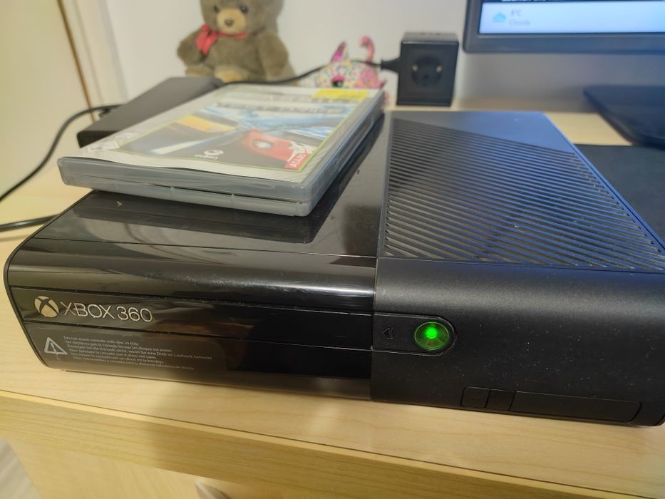 Consolă Xbox 360 E – HDD 250GB | Pastă termică schimbată recent | 2 Controllere + Joc TDU