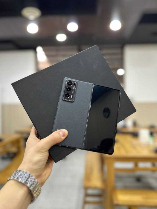 Продам свой  Honor Magic V2