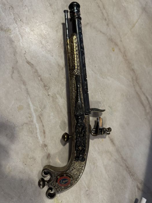 Декоративен старинен пистолет