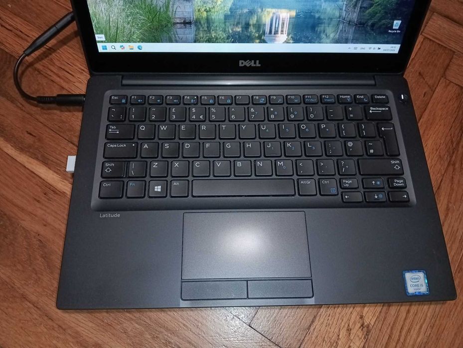 Продавам отличен Dell Latitude 7280 13" бизнес лаптоп с touch screen 8гб рам, 256гб ssd хард, i5 10th gen CPU, отлична батерия