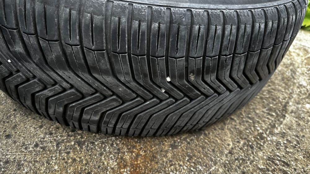 Гуми Pirelli scorpion verde 235/55/r18 3 бр и една michelin all season същия размер.