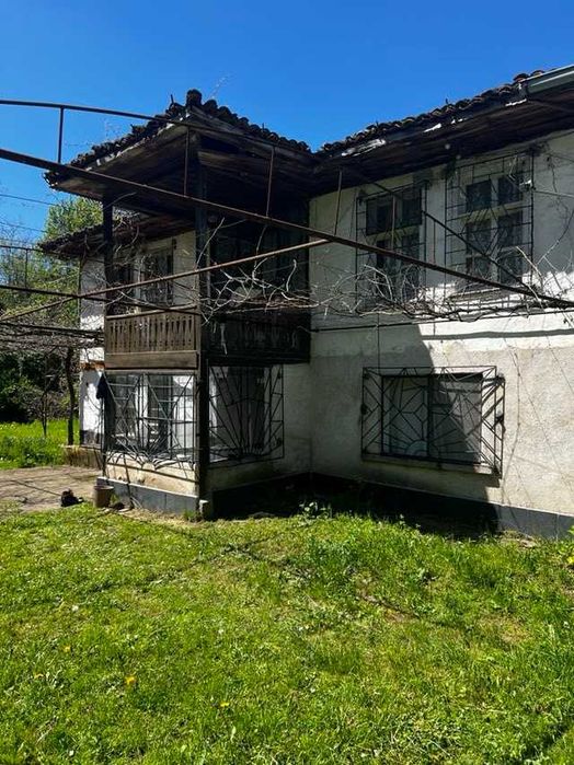 Продава се: Двуетажна къща с двор 1300 кв.м, в село Слатина