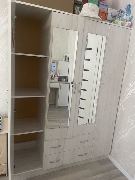 4 есікті шкаф,кровать,сандык сатылады