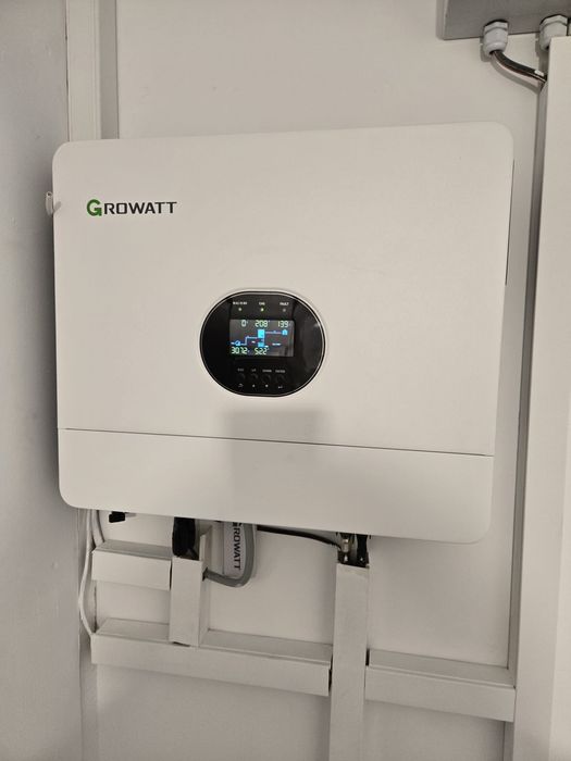 Vand invertor marca growatt de 6 kw cu doi acumulatori