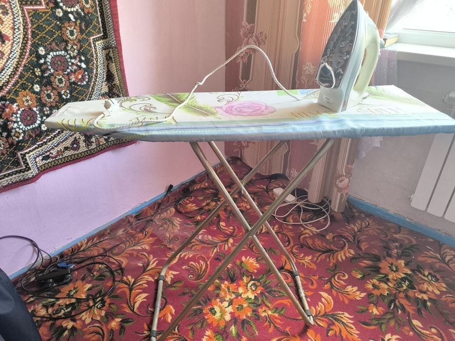 Утюг и гладильная доска