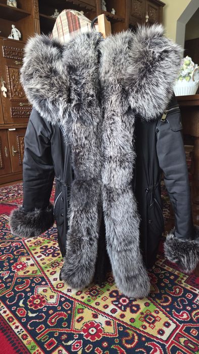 Geaca Parka cu blana naturala si material impermeabil.