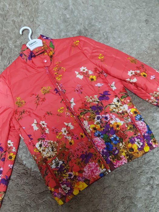 Яркая демисезонная куртка