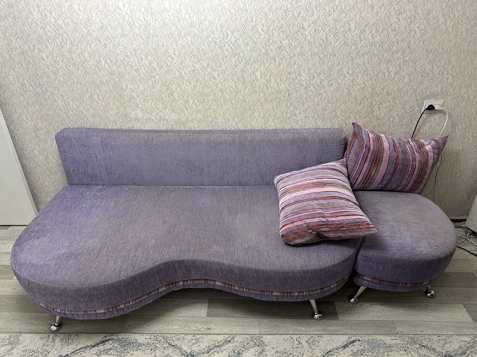 Стильный диван-кровать с оттоманкой, в хорошем состоянии