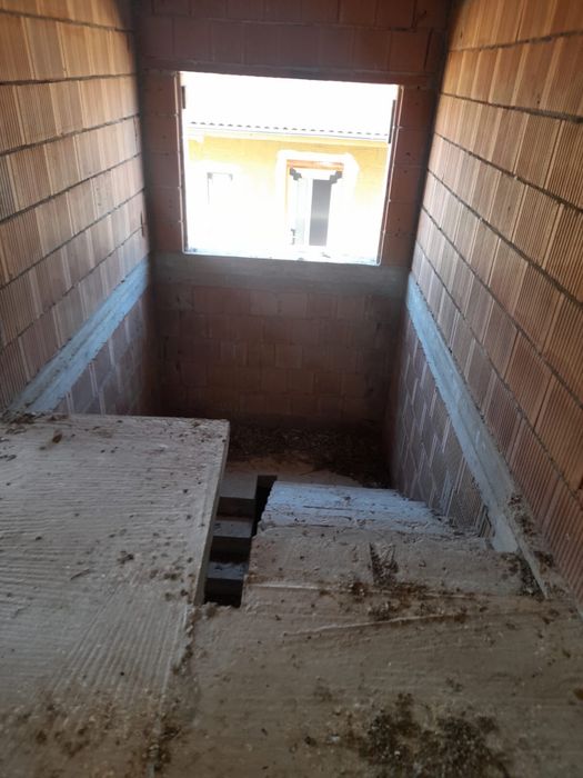Vând casă în constructie