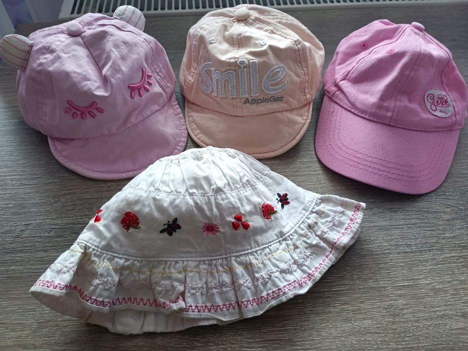 Лот бебешки шапки